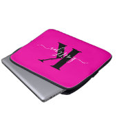 Modern Hot Pink Black Script Monogram Laptopschutzhülle (Vorne Knopf)
