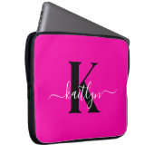 Modern Hot Pink Black Script Monogram Laptopschutzhülle (Vorne Rechts)