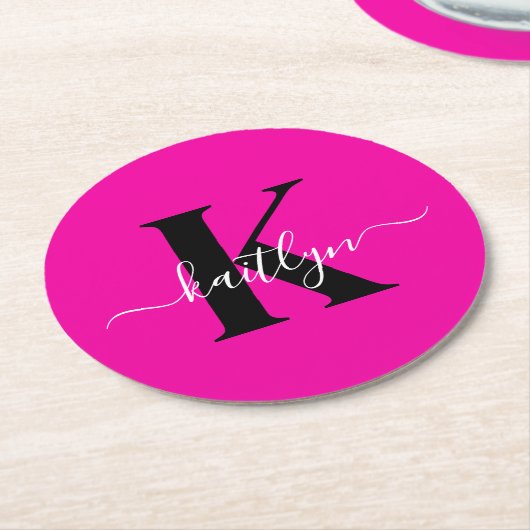 Modern Hot Pink Black Script Monogram Runder Pappuntersetzer (Angewinkelt)