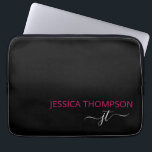 Modern Hot Pink Black Simple Script Monogram Name Laptopschutzhülle<br><div class="desc">Angepasste mit Monogramm Skriptnamen und Initialen moderner und niedlicher mädchenhafter Schwarz und trendigem heißen Rosa. Fügen Sie Ihren Namen Laptop-Sieb personalisiert und perfekt für das Büro oder die Schule.</div>