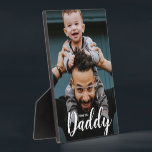 Modern I Liebe You Daddy Script Custom Foto Fotoplatte<br><div class="desc">Mit einer schönen und modernen Typografie für die Worte "I Liebe you Daddy", kann dieses Daddy und Kind Foto leicht mit Ihrem eigenen LieblingsFoto personalisiert werden. Eine Foto-Plakette mit Ständer zu schätzen und angezeigt werden, eine moderne Foto-Rahmen Option. Gib es Papa für den Tag seines Vaters, seinen Geburtstag, Weihnachten oder...</div>