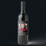 Modern Individuelle Name Happy Birthday Foto Weinetikett<br><div class="desc">Dieses personalisierte Song-Playlist Geburtstagsdesign kann mit Ihrer eigenen Nachricht an Ihren Ehemann, Ihre Ehefrau, Freund, Freundin, Mutter, Vater, Bruder, Schwester, Familie oder Freunde angepasst werden. Dazu können Sie das Wort "Geburtstag glücklich" durch Ihr eigenes kurzes, individuelles Wort/Zitat ersetzen. Der Name kann auch auf Ihren eigenen individuelle Name geändert werden. Sie...</div>