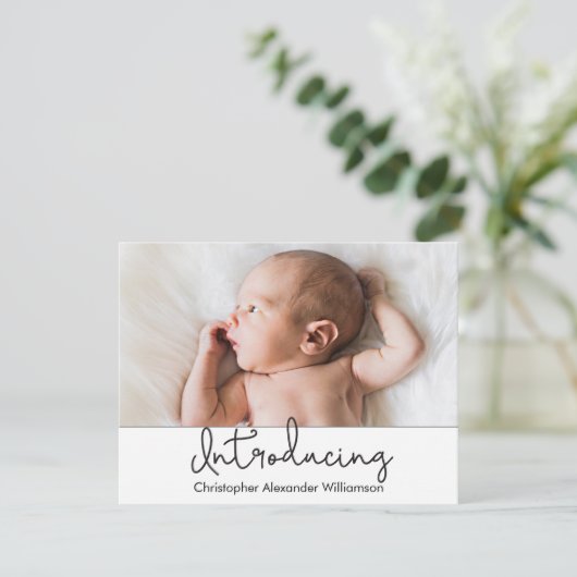 Modern Introducing Script Baby Boy Foto Einladung (Stehend Vorderseite)