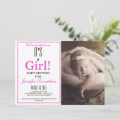 Modern ist es ein Mädchen! Rosa Foto Babydusche Einladung (Stehend Vorderseite)