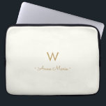 Modern Ivory Gold Script Monogram Laptopschutzhülle<br><div class="desc">Ein modernes,  elegantes Monogramm-Design mit handgeschriebener,  minimalistischer Schriftzeichen-Typografie in Gold und Sans-Serif-Blocktypografie auf elegantem,  blasspastellfarbenem Elfenbeinhintergrund. Das Monogramm und der Name können leicht personalisiert werden.</div>