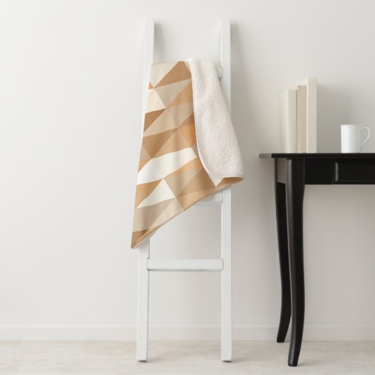 Modern Ivory Taupe Gray Tan Brown Triangle Muster Sherpadecke (Beispiel)