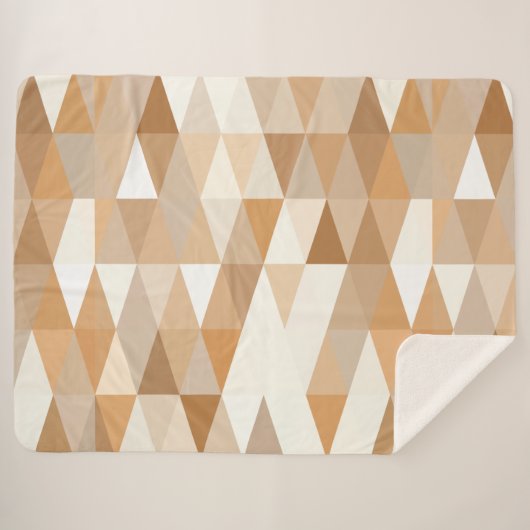 Modern Ivory Taupe Gray Tan Brown Triangle Muster Sherpadecke (Vorderseite (Horizontal))
