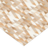 Modern Ivory Taupe Gray Tan Brown Triangle Muster Tischdecke (Schrägansicht)