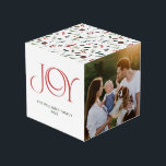 Modern Jodern Red Berry Botanical Christmas 3 Foto Würfel<br><div class="desc">Mit dem Red Berry Botanical 3 Foto Cube von Modern Joy lassen Sie sich ein wenig Weihnachtsfreude auf Ihre Zuhause bringen. Fangen Sie die Schönheit der Saison in atemberaubendem Rot auf dieser einzigartigen Box! Fügen Sie Ihrer Feriendekoration eine winterliche Touch mit einem zarten botanischen Design hinzu, das Ihre Erinnerungen wirklich...</div>