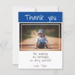 Modern Kids Foto Blue Birthday Vielen Dank<br><div class="desc">Modern Kids Foto Blue Birthday Danke Karte. Einfache flache Dankkarten für Kinder mit blauem und weißem Hintergrund,  danke Text und Ihre Nachricht und Ihren Namen. Personalisieren Sie mit Ihrem Lieblings-Foto von Geburtstagsmädchen oder -jungen. Vielen Dank an Ihre Freunde und Familie für ihre Geschenke und Wünsche.</div>