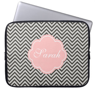Modern, kühl, dunkler Kaffee und grauer Chevron Laptopschutzhülle