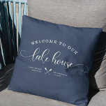 Modern Lake House Familienname Begrüßungsschrift B Kissen<br><div class="desc">Moderne, schicke Pinselskripte, die unser Haus am Ufer des Sees in einem trendigen, typografisch gestalteten Design willkommen heißen. Großartiges Kissen für die Wohngestaltung Ihrer Zuhause weg von der Zuhause. Das romantische und stilvolle blaue Kissen aus staubigen Marinekissen zeigt eine süße Kanuillustrierung zwischen Ihrem Standort und dem etablierten Jahr. Arbeitet auch...</div>