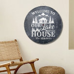 Modern Lake House Familienname Dartscheibe<br><div class="desc">Mit unserem modernen Lake House Family Name Dart Board verbinden Sie stilvolles Design mit personalisierten Touchs zu einem einzigartigen und eindrucksvollen Erlebnis. Ideal für den Einsatz: Spielzimmer: Ideal, um Ihr Spielzimmer oder Ihren Unterhaltungsbereich mit einem stilvollen und personalisierten Dartboard zu erweitern, das Spaß und Konkurrenz einlädt. Freuen Sie sich auf...</div>