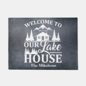 Modern Lake House Familienname Fußmatte (Vorderseite)