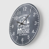 Modern Lake House Familienname Große Wanduhr (Winkel)