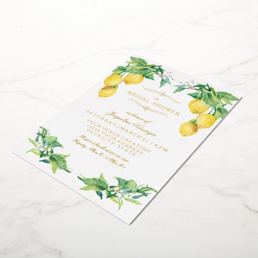 Modern Lemon Elegant Floral Gold Bridal Shower Folieneinladung (Gedreht)