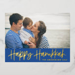 Modern Lettering Blue Happy Hanukkah Foto Folien Feiertagspostkarte<br><div class="desc">Happy Hanukka! Senden Sie Hanukkah Wünsche an Familie und Freunde mit dieser anpassbaren Goldfolie Hanukkah Postcard. Es zeichnet sich durch moderne Kalligraphie aus. Personalisieren Sie diese durch Hinzufügen von Namen und Fotos. Diese Goldfolie Happy Hanukkah Skript-Karte ist in anderen Cardstock erhältlich.</div>