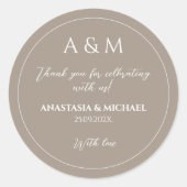 Modern light brown minimalist wedding runder aufkleber (Vorderseite)