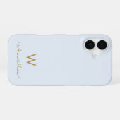 Modern Light Dusty Blue Gold Script Monogram iPhone 16 Hülle (Rückseite (Horizontal))