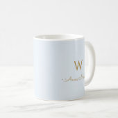 Modern Light Dusty Blue Gold Script Monogram Kaffeetasse (VorderseiteRechts)