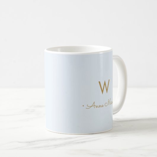 Modern Light Dusty Blue Gold Script Monogram Kaffeetasse (VorderseiteRechts)