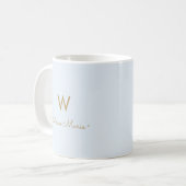 Modern Light Dusty Blue Gold Script Monogram Kaffeetasse (Vorderseite Links)