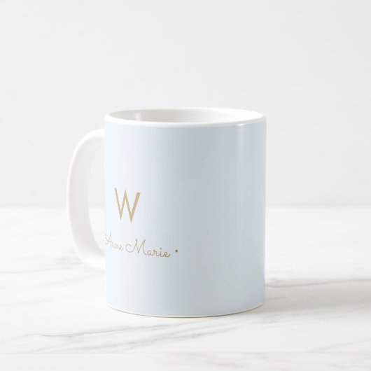 Modern Light Dusty Blue Gold Script Monogram Kaffeetasse (Vorderseite Links)