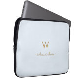 Modern Light Dusty Blue Gold Script Monogram Laptopschutzhülle (Vorne Rechts)
