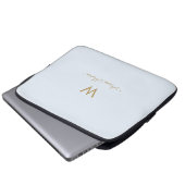 Modern Light Dusty Blue Gold Script Monogram Laptopschutzhülle (Vorne Knopf)