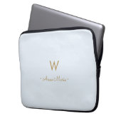Modern Light Dusty Blue Gold Script Monogram Laptopschutzhülle (Vorderseite Links)