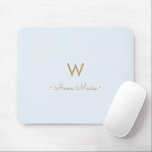 Modern Light Dusty Blue Gold Script Monogram Mousepad<br><div class="desc">Modernes,  elegantes Monogramm-Design mit handgeschriebener,  minimalistischer Schrifttyp-Schrift und serifenloser Blocktypografie auf elegantem pastellfarbenen Hintergrund Light Dusty Blue. Das Monogramm und der Name können leicht personalisiert werden.</div>