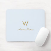 Modern Light Dusty Blue Gold Script Monogram Mousepad (Mit Mouse)