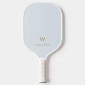 Modern Light Dusty Blue Gold Script Monogram Pickleball Schläger (Vorderseite)