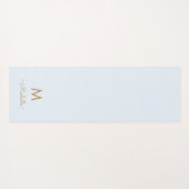 Modern Light Dusty Blue Gold Script Monogram Yogamatte (Rückseite (Horizontal))