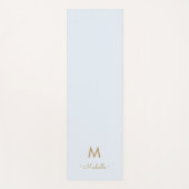 Modern Light Dusty Blue Gold Script Monogram Yogamatte (Vorderseite)
