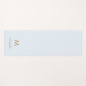 Modern Light Dusty Blue Gold Script Monogram Yogamatte (Vorderseite (Horizontal))