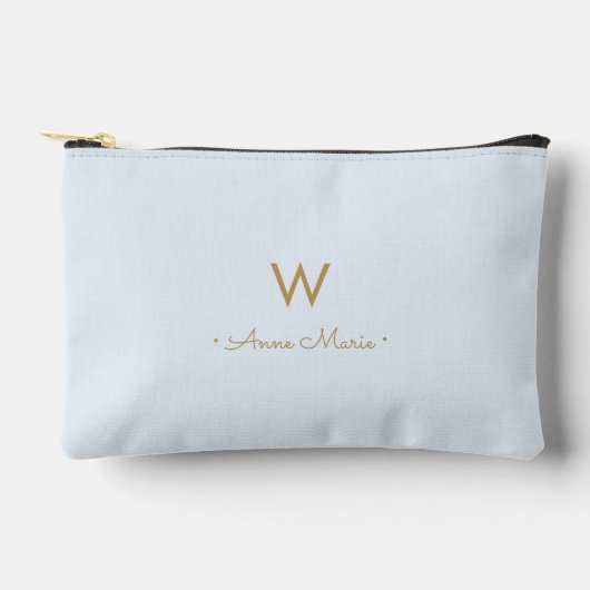 Modern Light Dusty Blue Gold Script Monogram Zubehörtasche (Vorderseite)