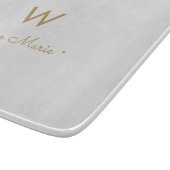 Modern Light Gray Gold Script Monogram Schneidebrett (Ecke)
