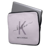Modern lila Skriptmonogramm-Name Laptopschutzhülle (Vorderseite Links)