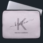 Modern lila Skriptmonogramm-Name Laptopschutzhülle<br><div class="desc">Modern lila Skriptmonogramm-Name Notebook-Ärmel</div>