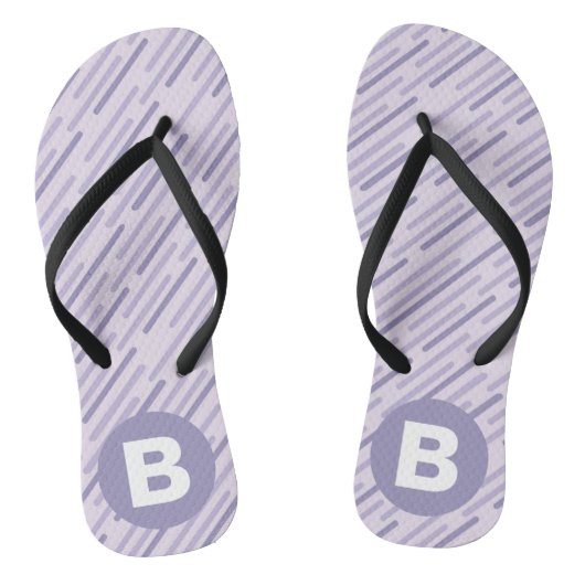 Modern Lilac Purple Diagonal Stripes Monogram Badesandalen (Fußbett)
