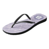Modern Lilac Purple Diagonal Stripes Monogram Badesandalen (Schrägansicht)