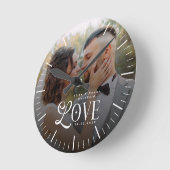 Modern Love Custom Wedding Photo Couples Keepsake Runde Wanduhr (Winkel)