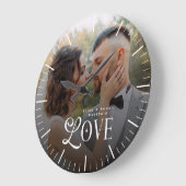 Modern Love Custom Wedding Photo Couples Monogram Große Wanduhr (Winkel)
