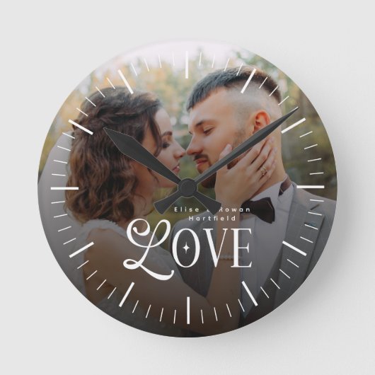 Modern Love Custom Wedding Photo Couples Monogram Runde Wanduhr (Vorderseite)