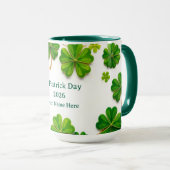Modern Lucky Green Shamrock Gold Trimmed Tasse (VorderseiteRechts)
