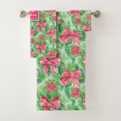 Modern magenta and red Christmas preppy bath towel Badhandtuch Set (Insitu)