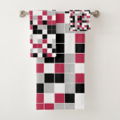 Modern Magenta Black Gray Geometric Badhandtuch Set (Insitu)