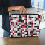 Modern Magenta Black Gray Geometric Laptopschutzhülle<br><div class="desc">Dieser farbenfrohe Laptop-Ärmel weist ein buntes geometrisches Muster in Viva Magenta auf,  schwarz,  grau und weiß. Die Quadrate sind in zufälliger Reihenfolge gefärbt und Sie können die Farben im Design-Tool bearbeiten.</div>