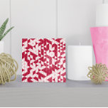 Modern Magenta Pink White Geometric Triangle Fliese<br><div class="desc">Diese Keramik-Kachel weist ein pulsierendes geometrisches Muster in trendigen Magenta- und Rosatönen auf,  das perfekt dazu geeignet ist,  Ihrem Zuhause einen modernen Stil hinzuzufügen. Die Farben sind im Design-Tool anpassbar.</div>